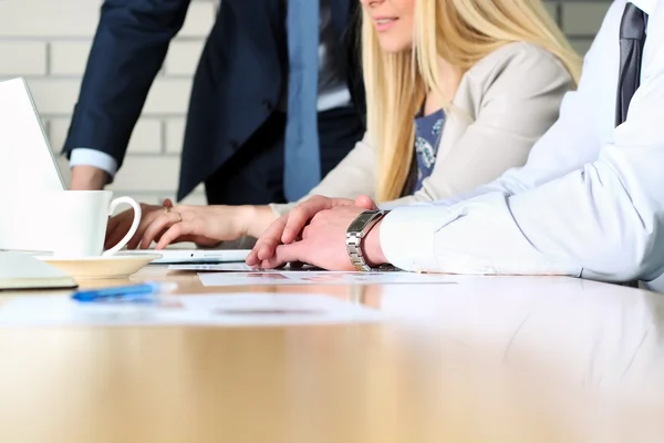 Collega's werken en analyseren van financiële cijfers / grafieken op een digitale laptop — Stockfoto