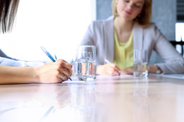 Yakın çekim iş kadınları ofiste verilerini çözümleme