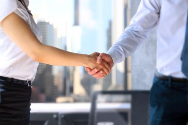 Bir firma el sıkışma sözleşme imzalama sonra iki meslektaşları arasındaki yakın çekim resmin. Bir firma el sıkışma sözleşme imzalama sonra iki meslektaşları arasındaki yakın çekim görüntüsü