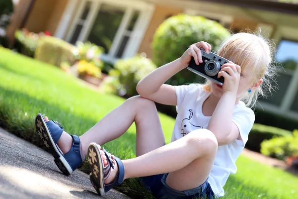 Kleines Mädchen fotografiert mit Vintage-Filmkamera — Stockfoto