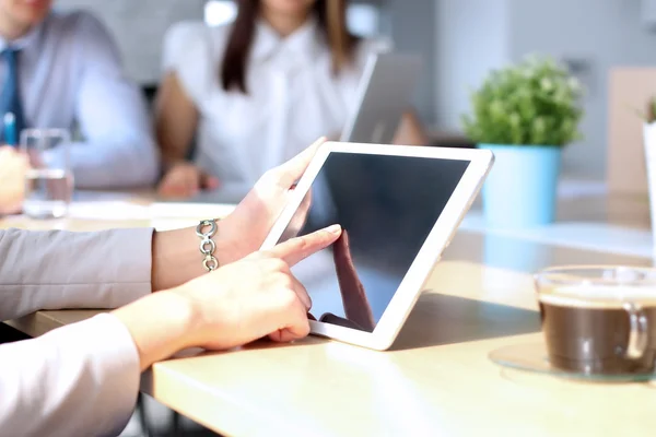 Colegas de negocios trabajando juntos y analizando cifras financieras en una tableta digital —  Fotos de Stock