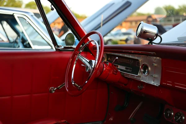Clásico retro vintage coche rojo. Interior del coche — Foto de Stock