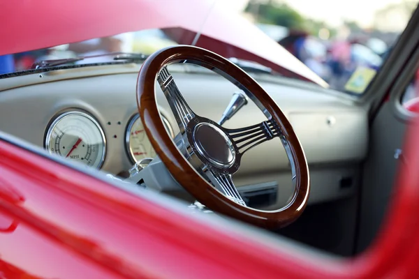 Clásico retro vintage coche rojo. Interior del coche — Foto de Stock