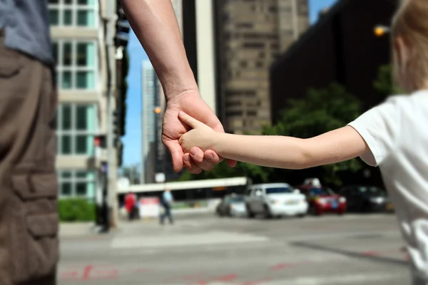 Padre sosteniendo la mano hija / niño detrás de los semáforos — Foto de Stock