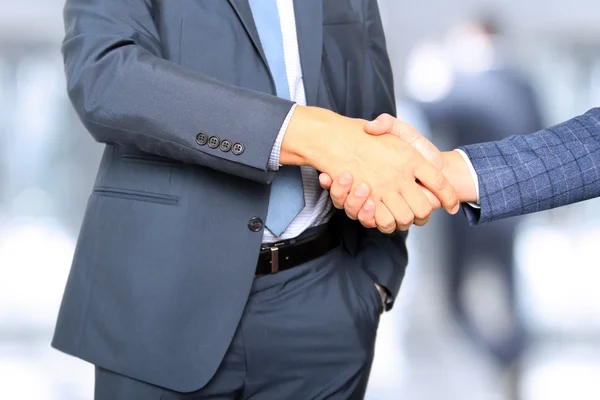 Empresários de sucesso apertando as mãos na reunião — Fotografia de Stock