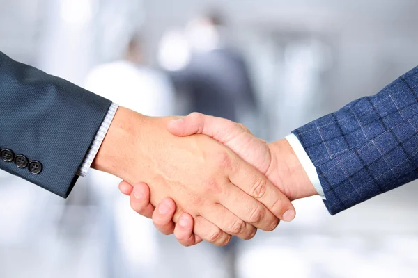 Orang-orang bisnis yang sukses berjabat tangan pada pertemuan itu — Stok Foto