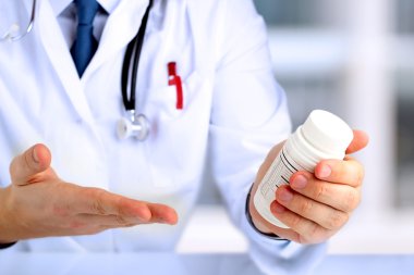 Doktor hastaya ilaç kutusunun gösterilen görüntü kırpılmış