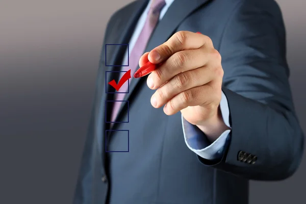 Бізнесмен голосує червоною ручкою — стокове фото
