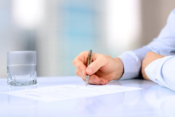 Бізнесмен підписує контракт, деталі бізнес-контракту — стокове фото