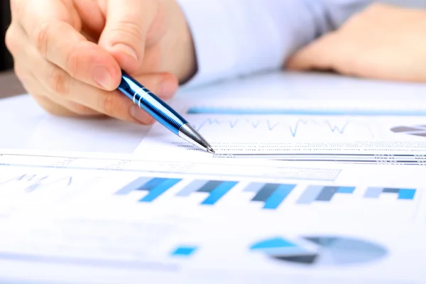 Close-up Of Businessman Analyzing Graph and data in the office — Stock Photo, Image