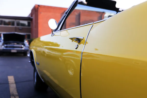 Clássico retro vintage carro amarelo — Fotografia de Stock