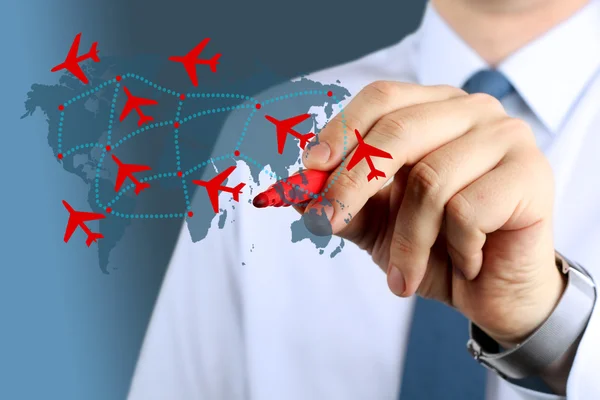 Mladý podnikatel dotýkat letadlo trasy na mapě světa. — Stock fotografie