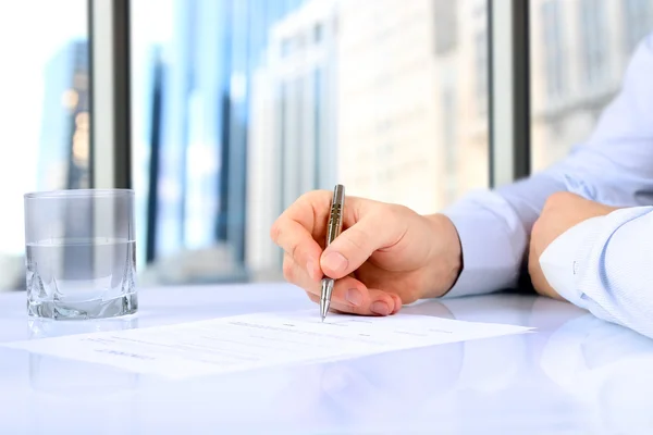 Empresario está firmando un contrato, detalles del contrato de negocios —  Fotos de Stock