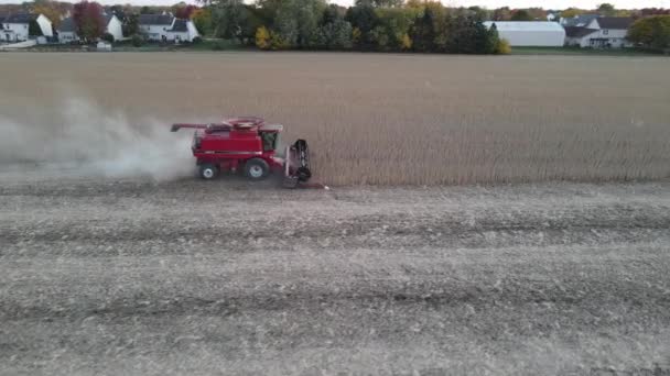 가을에는 옥수수를 공중에서 미사일로 옥수수 수확을 했습니다 밭에서 일하는 압축기 — 비디오