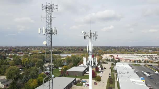 Luchtfoto Van Cellulaire Mobiele Datatoren Voor Mobiel Netwerk Amerikaanse Voorstedelijke — Stockvideo