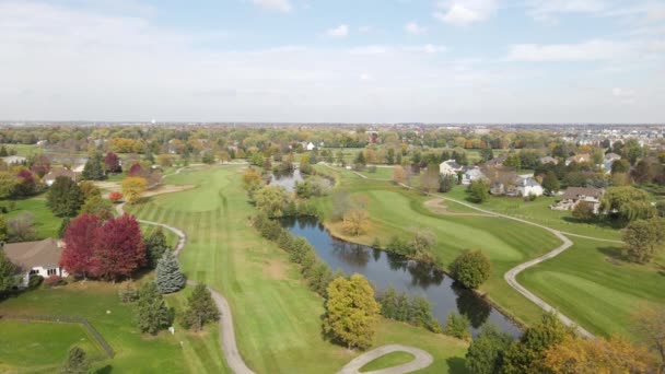 Flygfoto Över Golfbana Med Dammar Man Snabb Körning Klippa Gräsklippare — Stockvideo