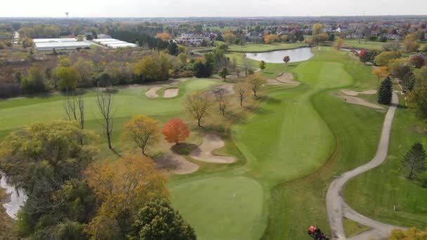 Flygfoto Över Golfbana Med Dammar Man Snabb Körning Klippa Gräsklippare — Stockvideo