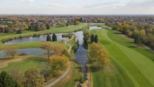 Pemandangan Lapangan Golf Dengan Kolam Golf Pria Cepat Mengemudi Memotong — Stok Video