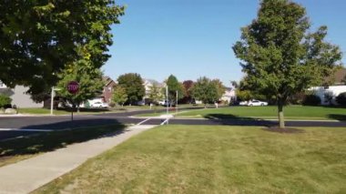 Kenar mahallelerde hava aracı yan görüş kavşağı. Tek kişilik aile evleri. 4K