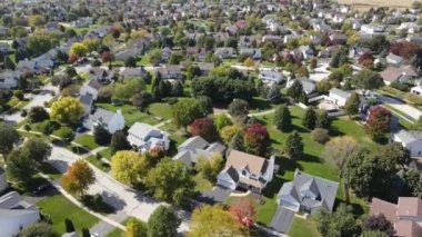 Çocuk parkı olan tipik bir banliyö mahallesinin klibi. Amerika 'nın orta batısında. 4K