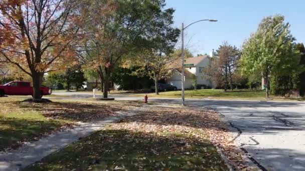 Gelbe Blätter Fallen Autumn Street Eine Amerikanische Vorstadt Nachbarschaft Bürgersteig — Stockvideo