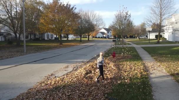 Luftaufnahme Eines Glücklichen Blonden Mädchens Das Auf Einer Vorstadtstraße Spielt — Stockvideo