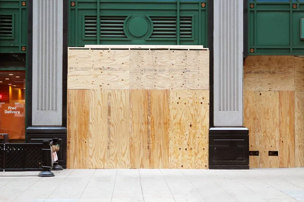 Dükkan Covid Salgını Sırasında Kapatıldı Yağmaya Karşı Korunmak Için Pencereler — Stok fotoğraf