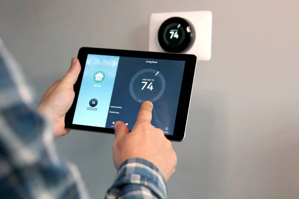 Man Adjusting Temperature Using Tablet Smart Home App Modern Living — Fotografia de Stock