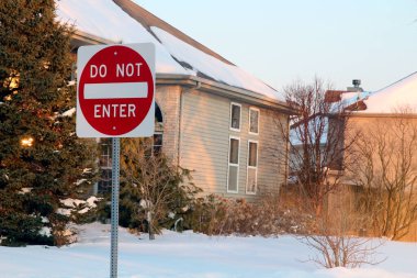 Konut arkaplanına imza atmayın, giriş yasaktır. Kuzey Amerika banliyösünde kış, kar yağışı. Icey, karlı cadde