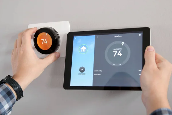 Mann Stellt Temperatur Mit Tablet Und Smart Home App Modernen Stockfoto