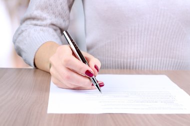 İş yapmak, offi onun masasında oturan iş kadını