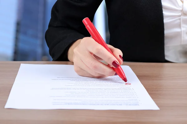 Young business woman doing  test (making a decision), sitting  a — Stock Photo, Image