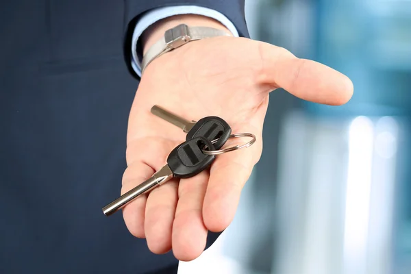 Imagem cortada do agente imobiliário dando chaves de casa no escritório — Fotografia de Stock