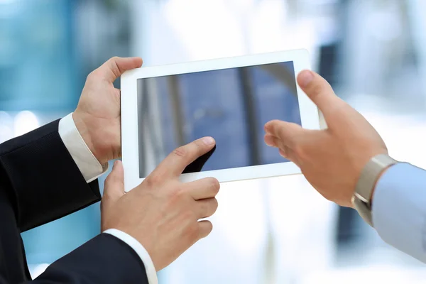 Beeld van twee jonge ondernemers met behulp van de touchpad — Stockfoto