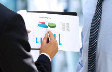 Finansal incir çözümleme ve birlikte çalışan iş arkadaşları