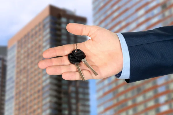 Imagem cortada do agente imobiliário dando chaves da casa fora — Fotografia de Stock