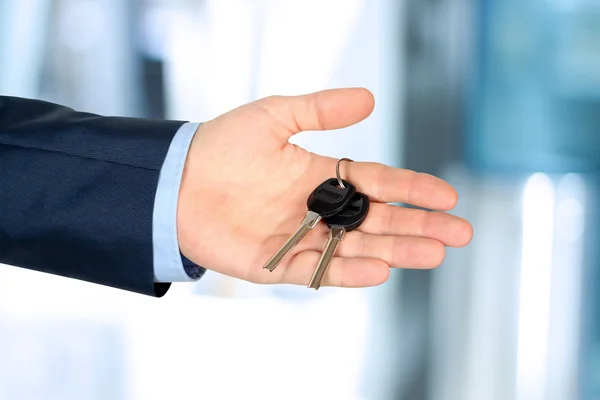 Imagem cortada do agente imobiliário dando chaves da casa fora — Fotografia de Stock