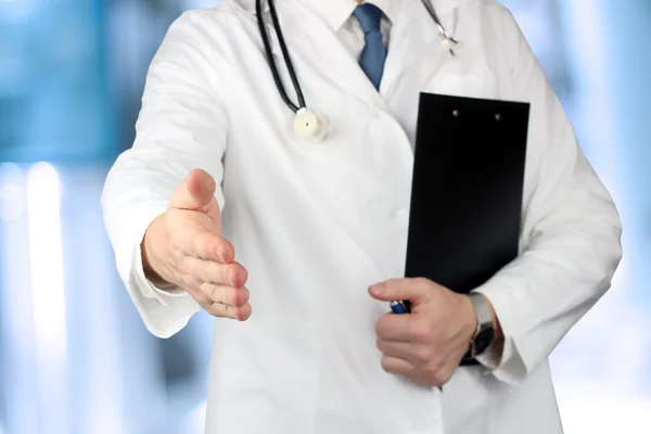 Handshake gest från läkare i en vit labcoat — Stockfoto