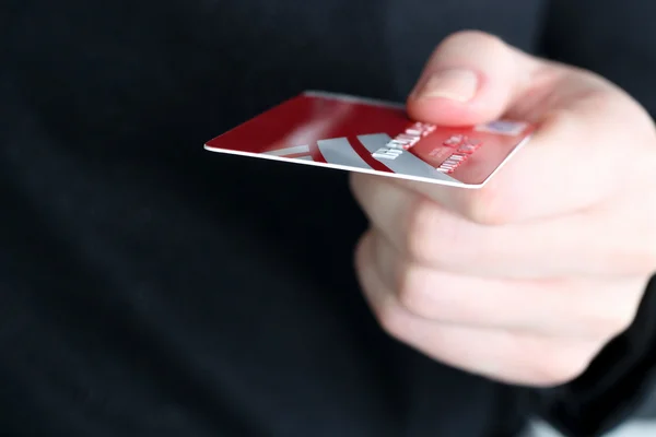 Close-up beeld van credit card in menselijke hand in de winkel — Stockfoto