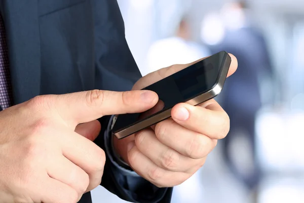 Geschäftsmann, der das Handy hält und nutzt — Stockfoto