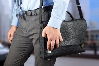 yürüyüş ve deri evrak çantası onun han tutan işadamı