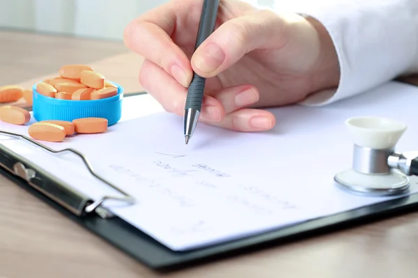 Doctor en una bata blanca escribiendo receta de RX — Foto de Stock