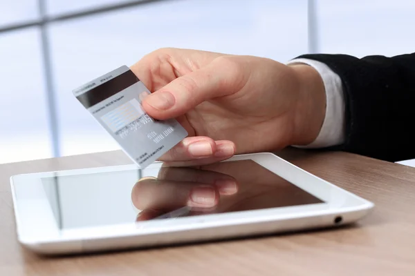 Jonge zakenvrouw houden een credit card. Online winkelen — Stockfoto