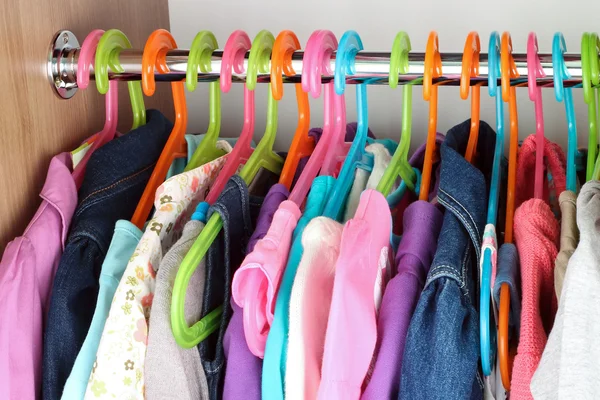 Armário com vestidos de bebê em cabides — Fotografia de Stock