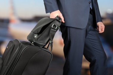 Çantamda ile modern şık elbiseli genç işadamı