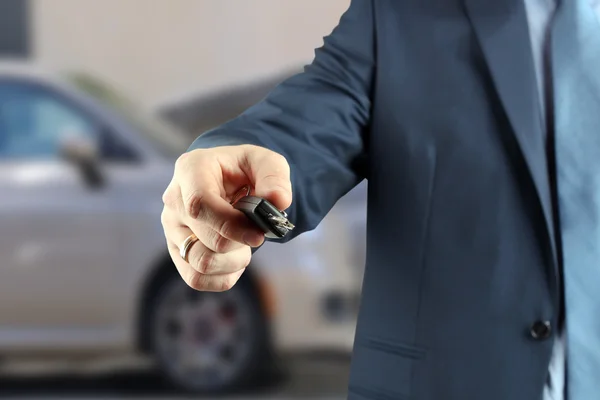 Молодой успешный бизнесмен предлагает ключ от машины . — стоковое фото