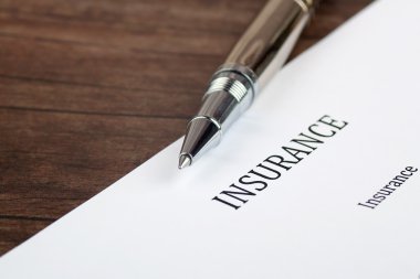 ofiste masa üzerinde sigorta formu