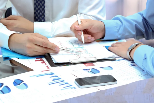 Colaboradores de negocios trabajando juntos y analizando la figura financiera — Foto de Stock