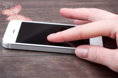 Mobil akıllı telefon kapalı kullanan bir kadın yakın çekim