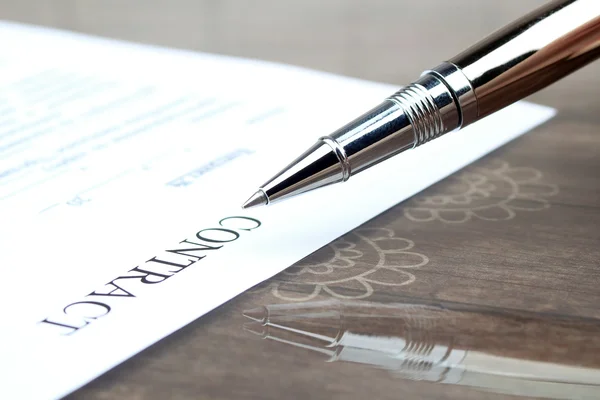 Серебряная ручка на контракте — стоковое фото